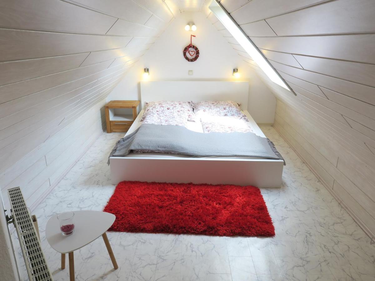 Schone Dachgeschosswohnung In Villa Mit Zentrumsnaher Lage Schleiz Kültér fotó